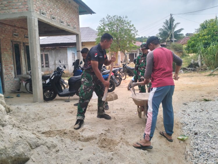 Satgas TMMD ke-127 Kodim 0301/Pbr Bersama Warga Kompak Angkut Pasir di Lokasi RTLH