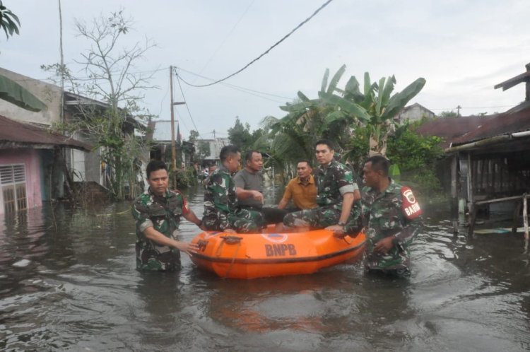 Tinjau Lokasi Banjir,Dandim 0301/Pekanbaru Tunjukan Komitmen Hadir ditengah Kesulitan Masyarakat