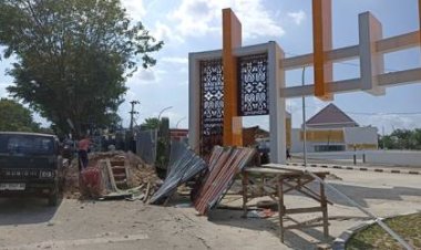 Halte Bus TMP Dibongkar Terkait Menghalangi Pintu Masuk Riau Creative Hub (RCH) Arifin Achmad 