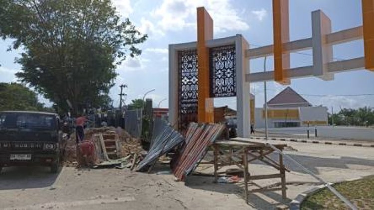 Halte Bus TMP Dibongkar Terkait Menghalangi Pintu Masuk Riau Creative Hub (RCH) Arifin Achmad