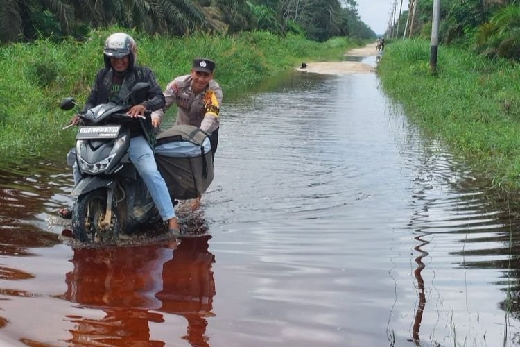 Motor Mogok Akibat Ruas Jalan di Pelalawan Masih Terendam Banjir