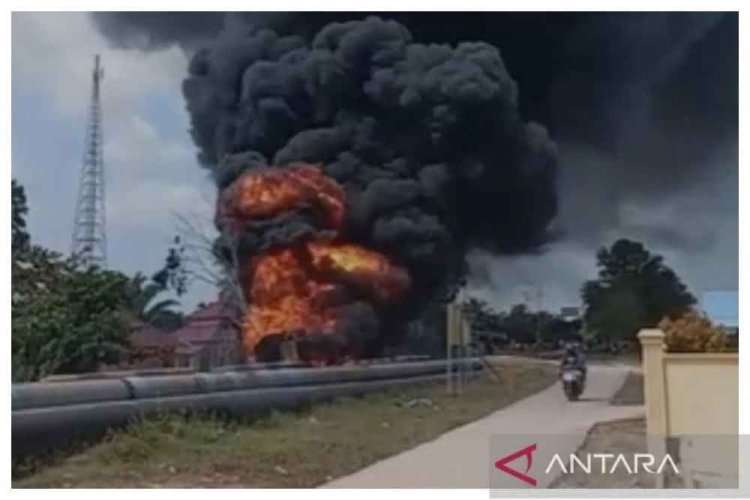 Truk Tangki BBM di Bukit Timah Dumai Terbakar Usai Mengalami Kecelakaan