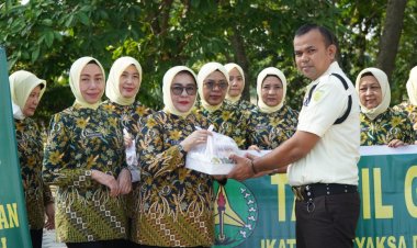 Ikatan Adhyaksa Dharmakarini (IAD) Wilayah Riau Melakukan Kegiatan Berbagi Takjil kepada Masyarakat