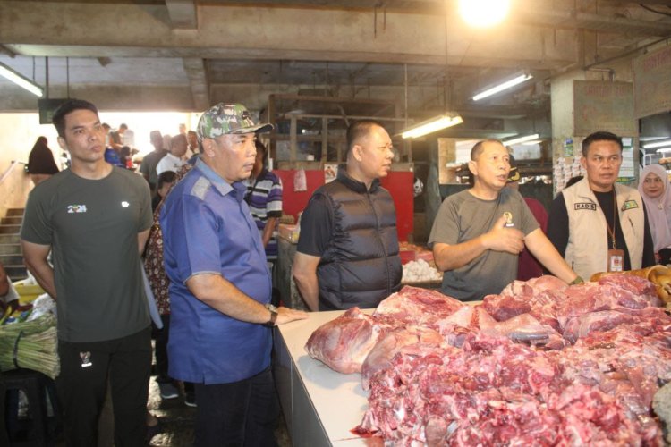 Dandim 0301/Pbr dampingi Danrem 031/WB Tinjau Harga Sembako di Pasar