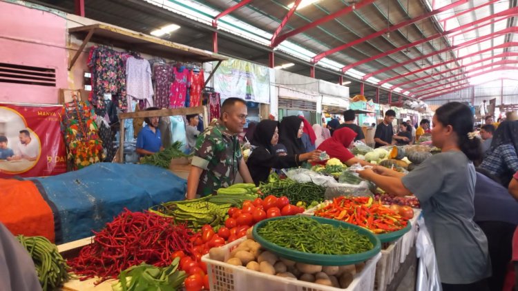 Babinsa Kodim 0301/Pbr Monitoring Harga Sembako di Pasar Pagi Arengka
