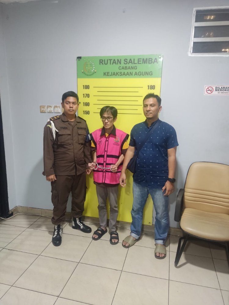 Tim Penyidik Menahan Tersangka RD Selaku Direktur PT SMIP dalam Perkara Impor Gula PT SMIP