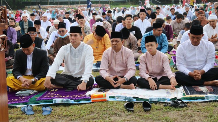 Dandim 0301 Pekanbaru dan Ketua Persit Laksanakan Sholat Idul Fitri Bersama Forkopimda