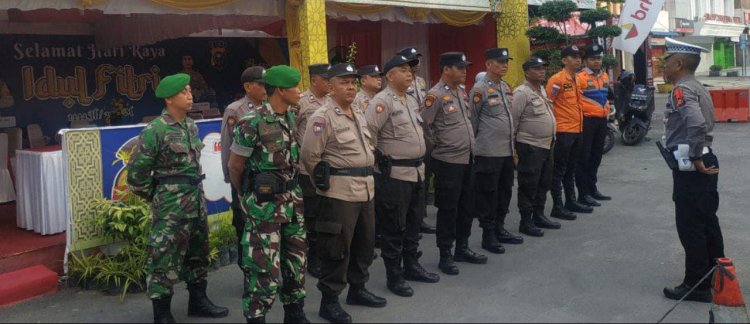 Sertu Edy Priyanto Bersama Instansi Terkait Terus Pantau Arus Mudik Lebaran di Pos PAM STC Ramayana