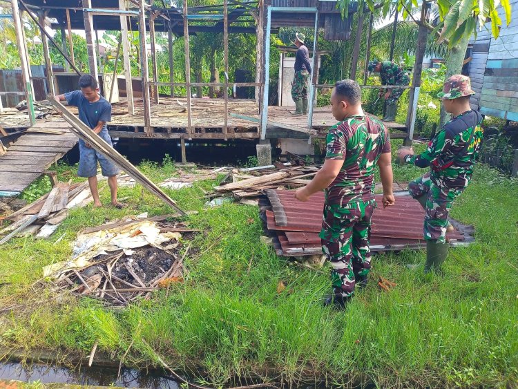Kodim 0301/Pbr Laksanakan Pembongkaran Rumah RTLH Pada Saat Pra TMMD Ke 120