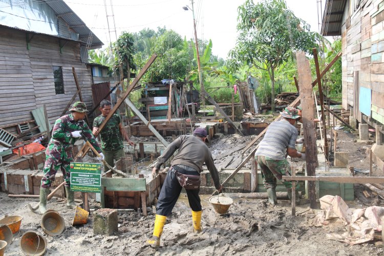 Satgas Pra TMMD dan Masyarakat Targetkan Pondasi RTLH Ibu Emi Fitri Selesai