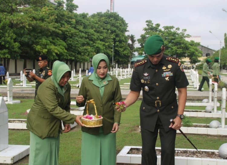 Peringati HUT Korem 031/WB Ke -65,Dandim 0301/Pbr Dampingi Danrem Ziarah ke TMP