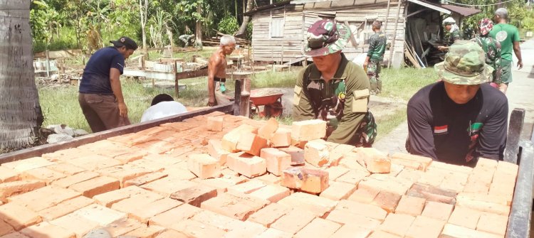 Bahan Batu Bata Tiba, Satgas dan Warga Gotong Royong Pindahkan Material