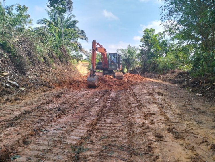 Excavator Maksimalkan Pekerjaan Jalan Koramil di Giat Pra TMMD
