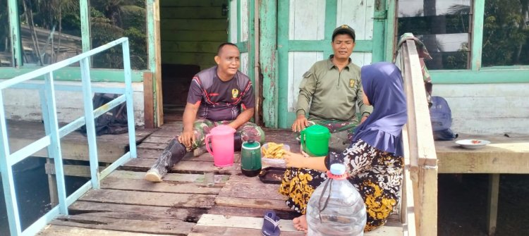 Satgas Pra TMMD Manfaatkan Waktu Istirahat Komsos Bersama Warga