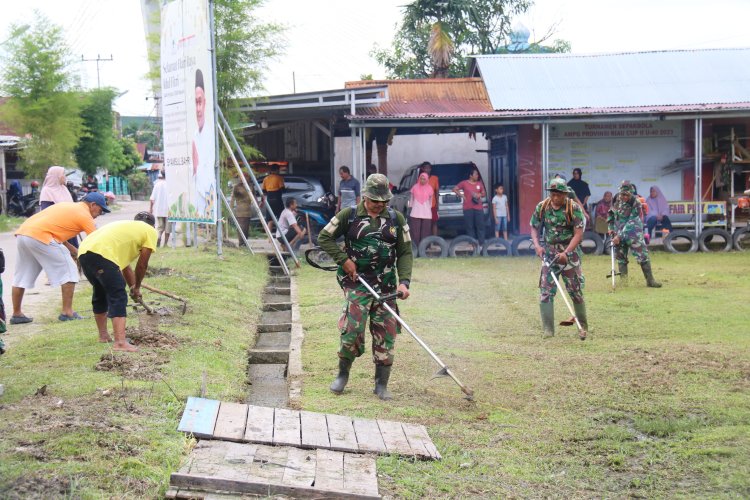 Jelang Pembukaan, Satgas Pra TMMD dan Warga Gotong Royong Bersihkan Lapangan