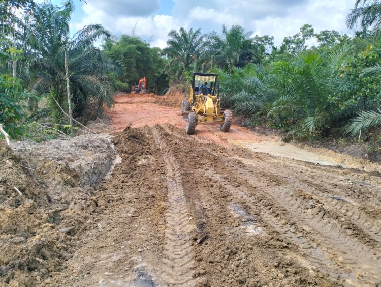 Kodim 0301/Pbr Ratakan Jalan Gunakan Grader Pada Pra TMMD ke 120