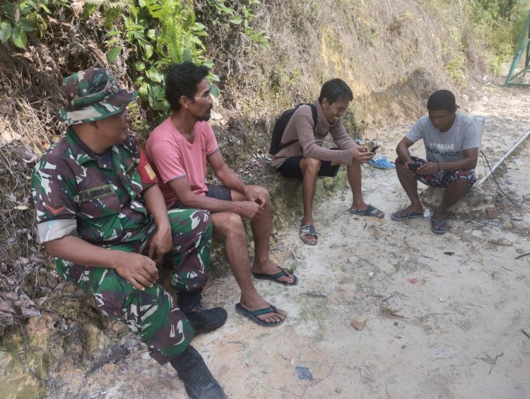 Disela Istirahat, Satgas TMMD Komsos Berbincang-bincang Bersama Warga
