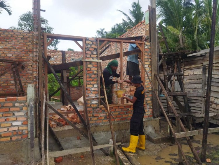 Satgas TMMD Kodim 0301/Pbr Ke-120 Melanjutkan Kegiatan Pemasangan Kusen.