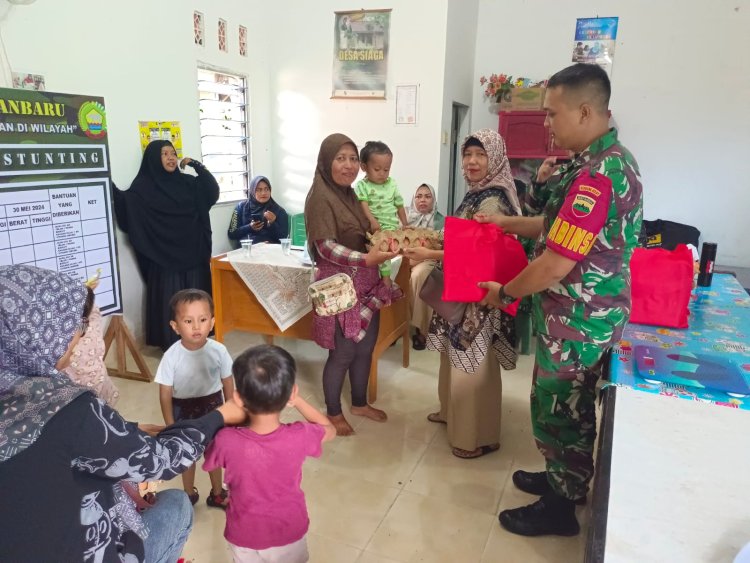 Bagikan Sembako Kepada Anak Stunting, Satgas TMMD Serda Feri Yona Sebut Semoga Bermanfaat