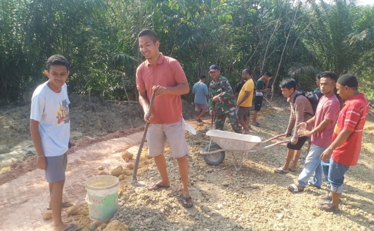 Kompak, Satgas TMMD dan Warga Bergotong royong Kebut Pengerjaan Pembukaan Jalan