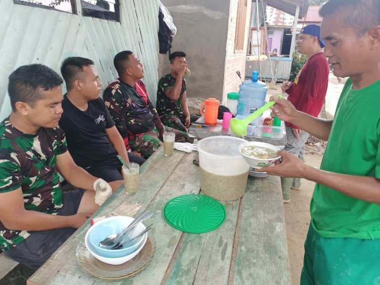 Disela Istirahat, Personel Satgas TMMD Disuguhi Bubur Kacang Hijau oleh Warga