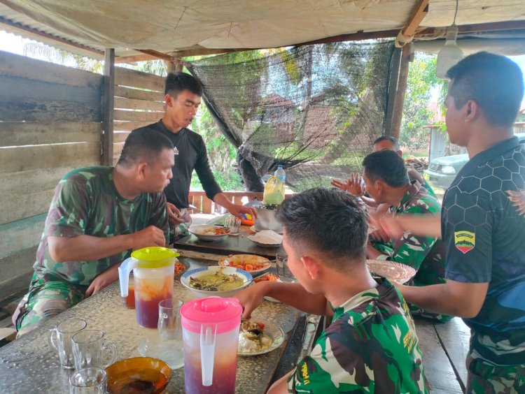 Makan Siang Bersama Cipta Momen Kekompakan Satgas TMMD