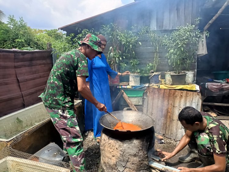 Jaga Kekeluargaan,Satgas TMMD Bantu Mak Uwo Masak Makan Siang