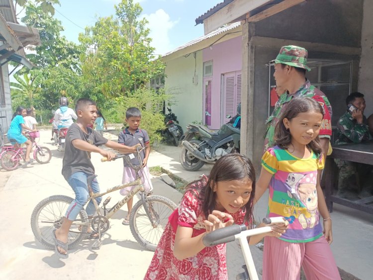 Keceriaan Anak-anak Pulang Sekolah, Bermain Sepeda Bersama Satgas TMMD