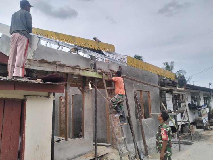 Terlihat Kompak Personil Satgas TMMD Bersama Warga Pasang Lebah Bergayut di RTLH Milik Ibu Nurhayati.