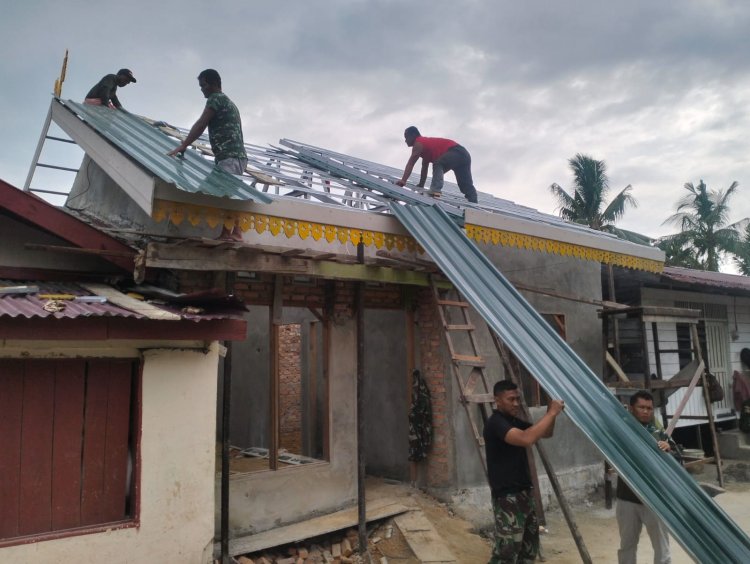 Satgas dan Warga Fokus Pemasangan Seng RTLH Milik Desmiyantri