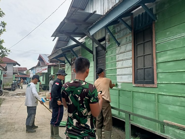 Percantik Bangunan, Satgas TMMD dan Warga Lakukan Pengecatan Rumah
