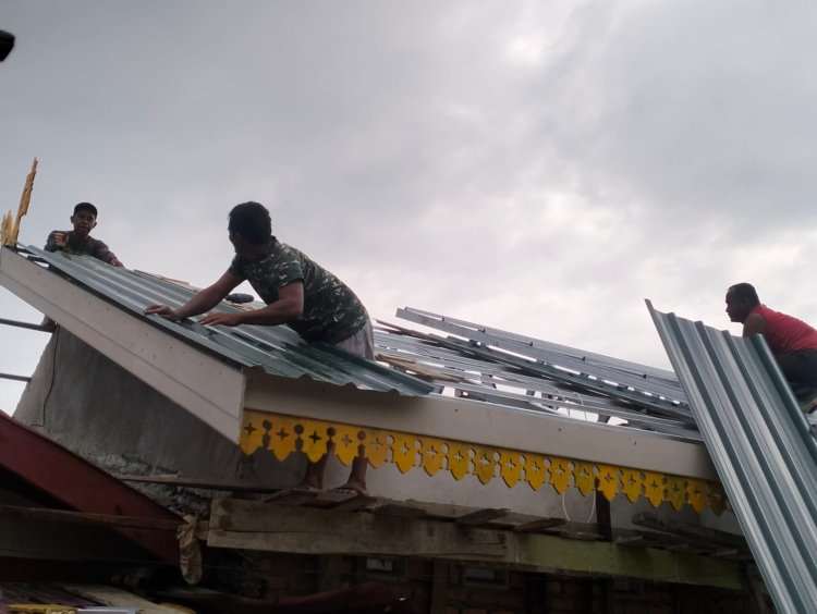Tim Satgas TMMD, Sertu M. Isak Lakukan Pekerjaan Pemasangan Atap RTLH