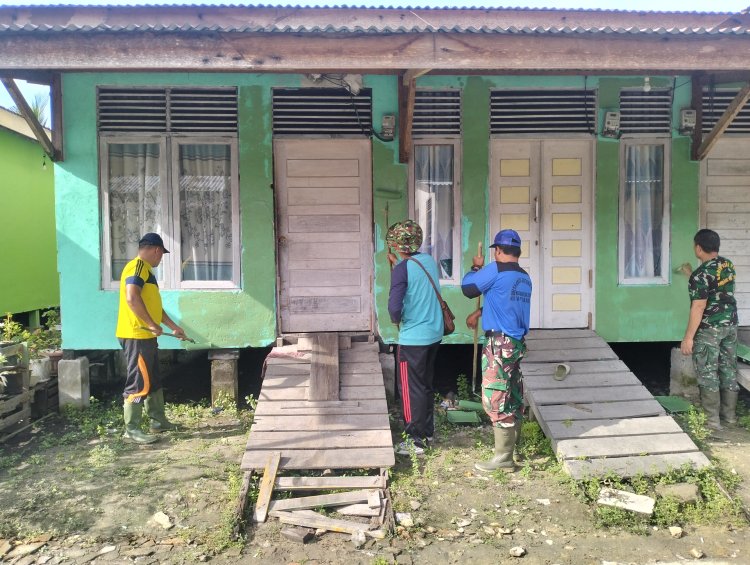 Satgas dan Warga Bergotong Royong Cat 55 Unit Rumah di Lokasi TMMD