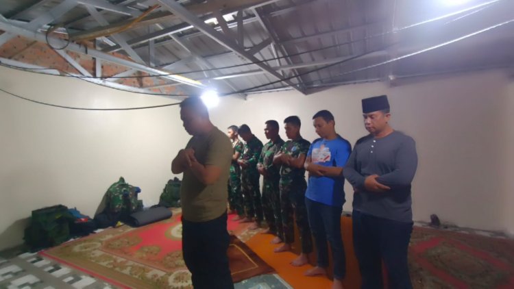 Satgas TMMD Bersama Warga Laksanakan Sholat Maghrib Berjamaah