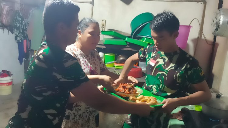 Anggota Satgas TMMD Bantu Ibu Asuh Memasak di Dapur