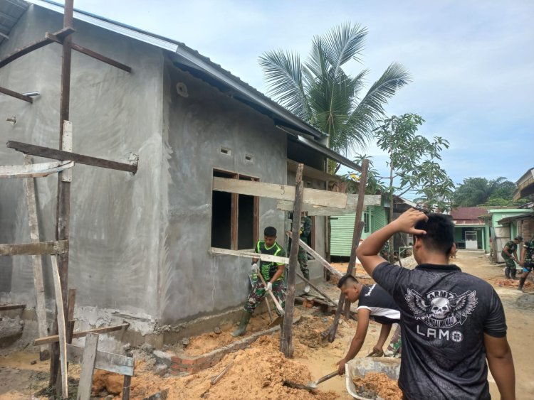 Kegiatan Tim Satgas TMMD Kodim 0301/Pbr Lanjutkan Penimbunan Teras Depan RTLH Bapak Irman.