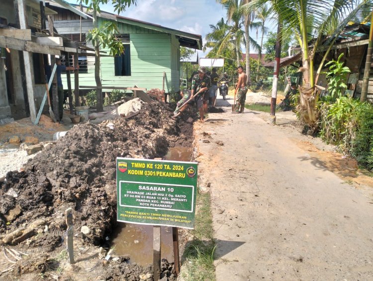 Dibasahi Oleh Peluh Dan Keringat, Satgas TMMD Saling Bekerjasama Gali Drainase Sepanjang 196 Meter