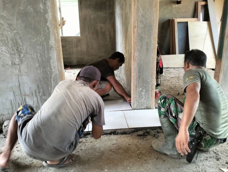 Satgas dan Warga Gesa Pemasangan Keramik RTLH Milik Desmiyantri