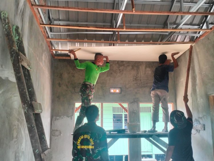 Kerjasama Satgas TMMD Bersama Warga yang Apik Bantu Pemasangan Plafon Rumah Milik Irman
