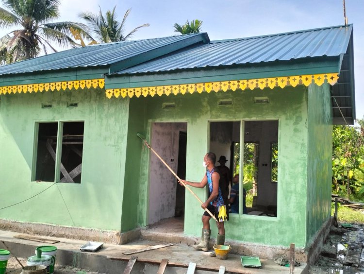 Satgas TMMD Ke 120 Kodim 0301/Pbr Laksanakan Pengecatan 5 Rumah RTLH