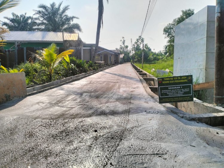 Satgas TMMD dan Warga Selesaikan Semenisasi Ruas 03 Jalan Hiu 2