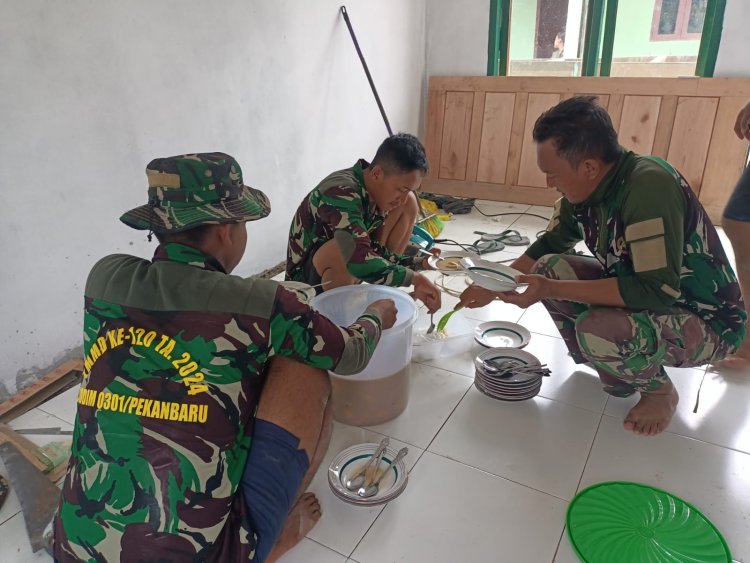 Nikmati Kolak Santan, Wujud Keromantisan Satgas Bersama Warga Di lokasi TMMD