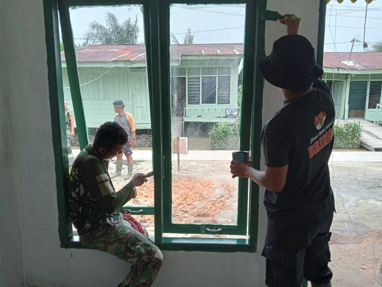 Satgas TMMD Lakukan Pengecatan Kusen Jendela Rumah Nurhayati