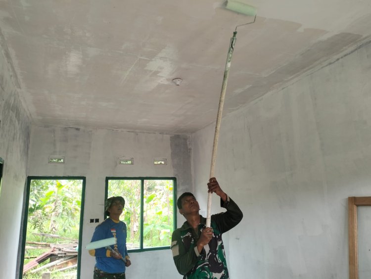 Satgas TMMD Bersama Warga Warnai Putih Lima Unit Rumah Tidak Layak Huni
