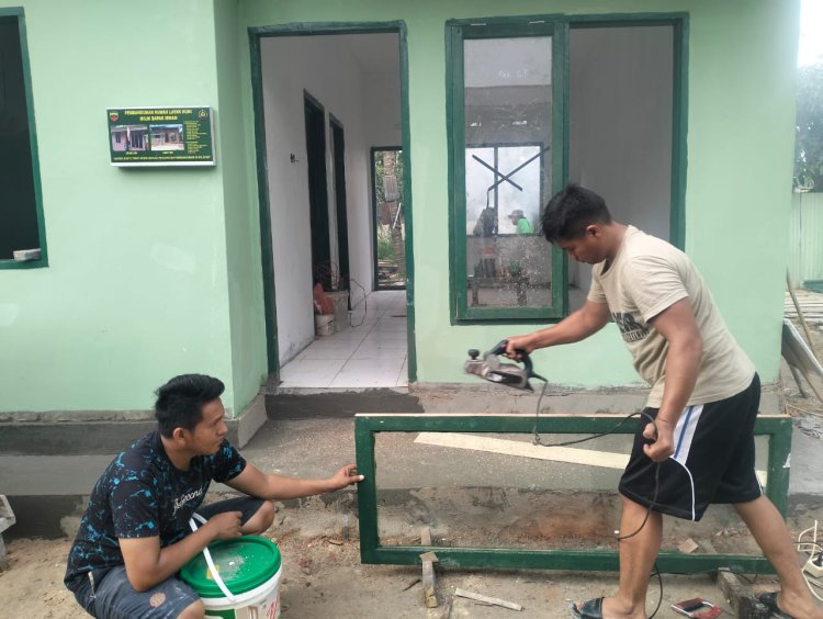 Jendela RTLH Bapak Irman Mulai Dikerjakan Satgas TMMD dan Warga