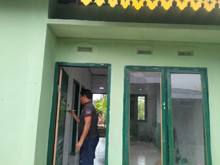 Pintu Rumah RTLH Emifitri Makin Indah dan Rapi Setelah di Cat Satgas TMMD
