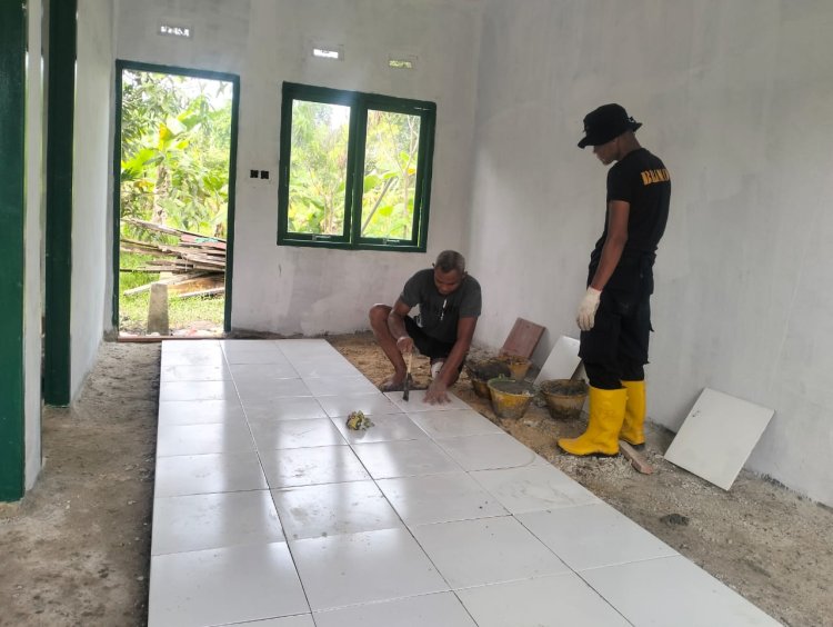 Satgas TMMD Terus Menggesa Pemasang Keramik Milik Ibuk Nurhayati Mendekati berakhirnya