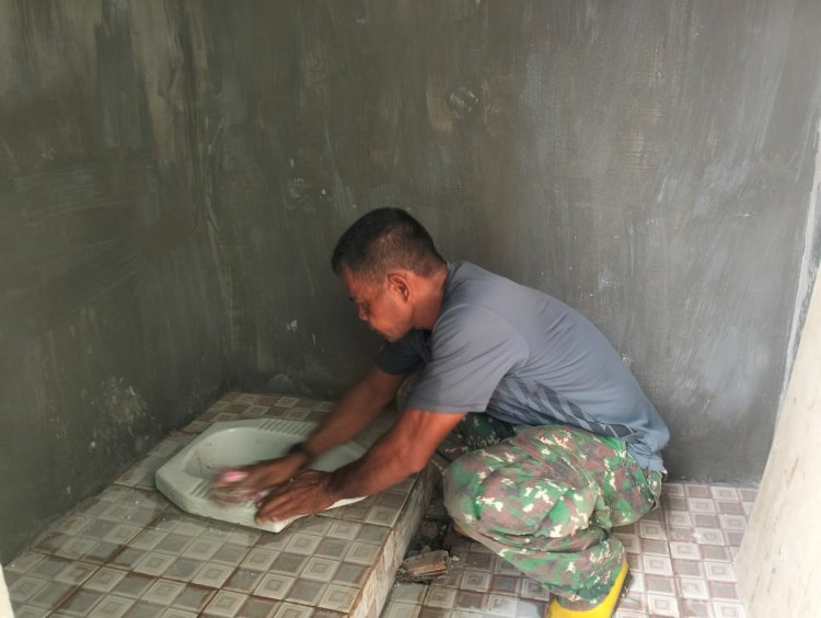 Satgas TMMD Ke 120 Kodim 0301/Pbr Pasang Kloset di RTLH Milik Desmiyantri