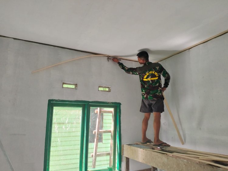 Pemasangan Les Plafon mulai Dikerjakan Satgas dan Warga