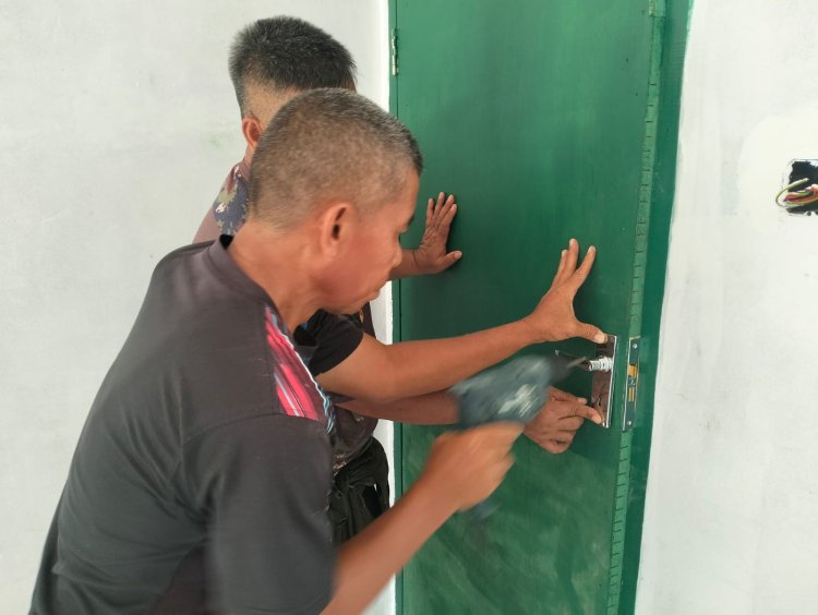 RTLH Milik Emifitri Dilanjutkan Pemasangan Kunci Pintu Rumah
